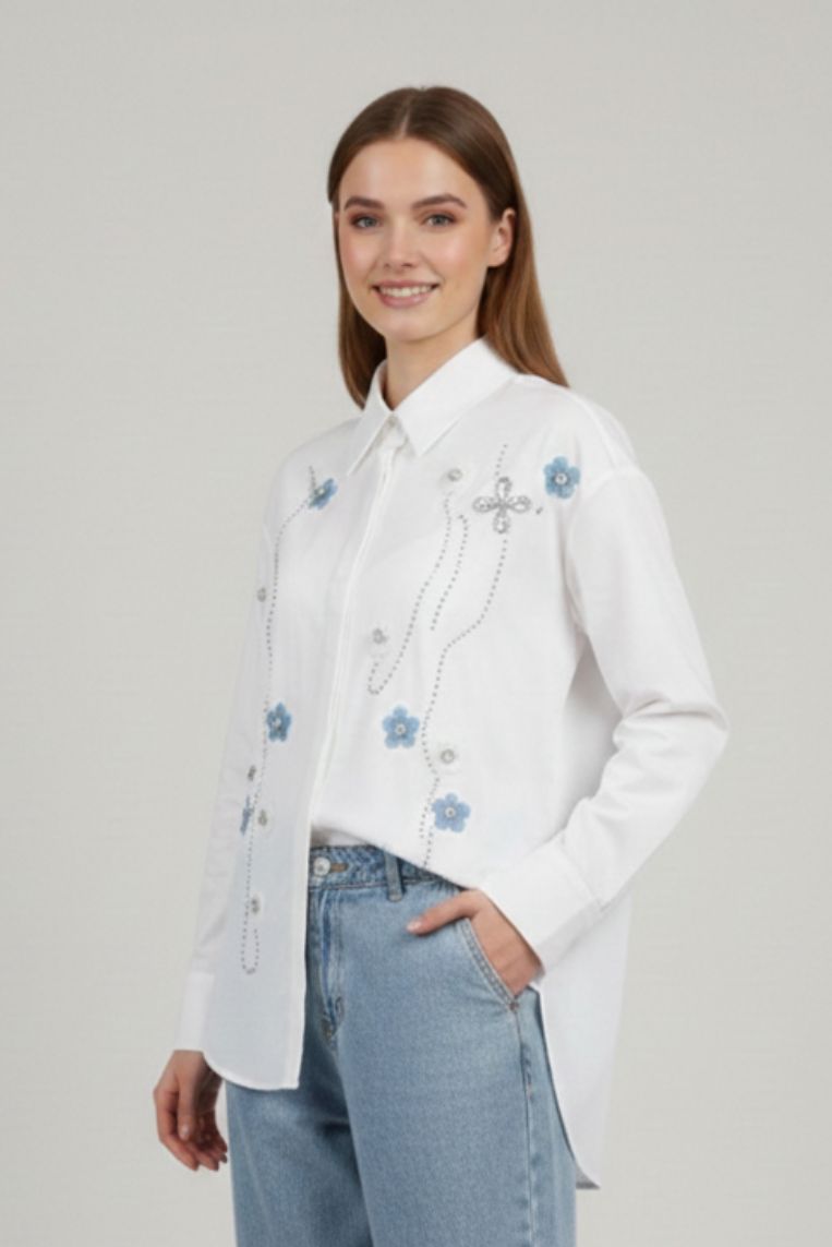CAMICIA CON APPLICAZIONI E FIORI - immagine 3