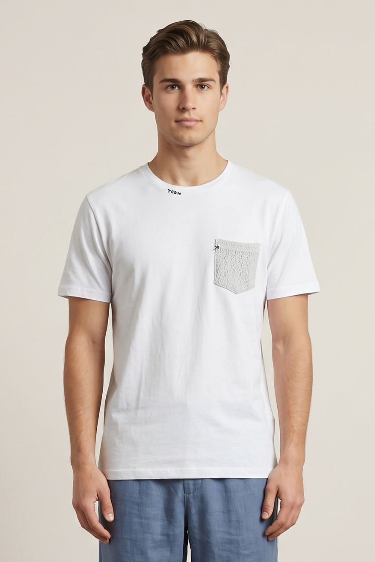 T-SHIRT CON TASCHINO E RICAMO COLLO - immagine 2
