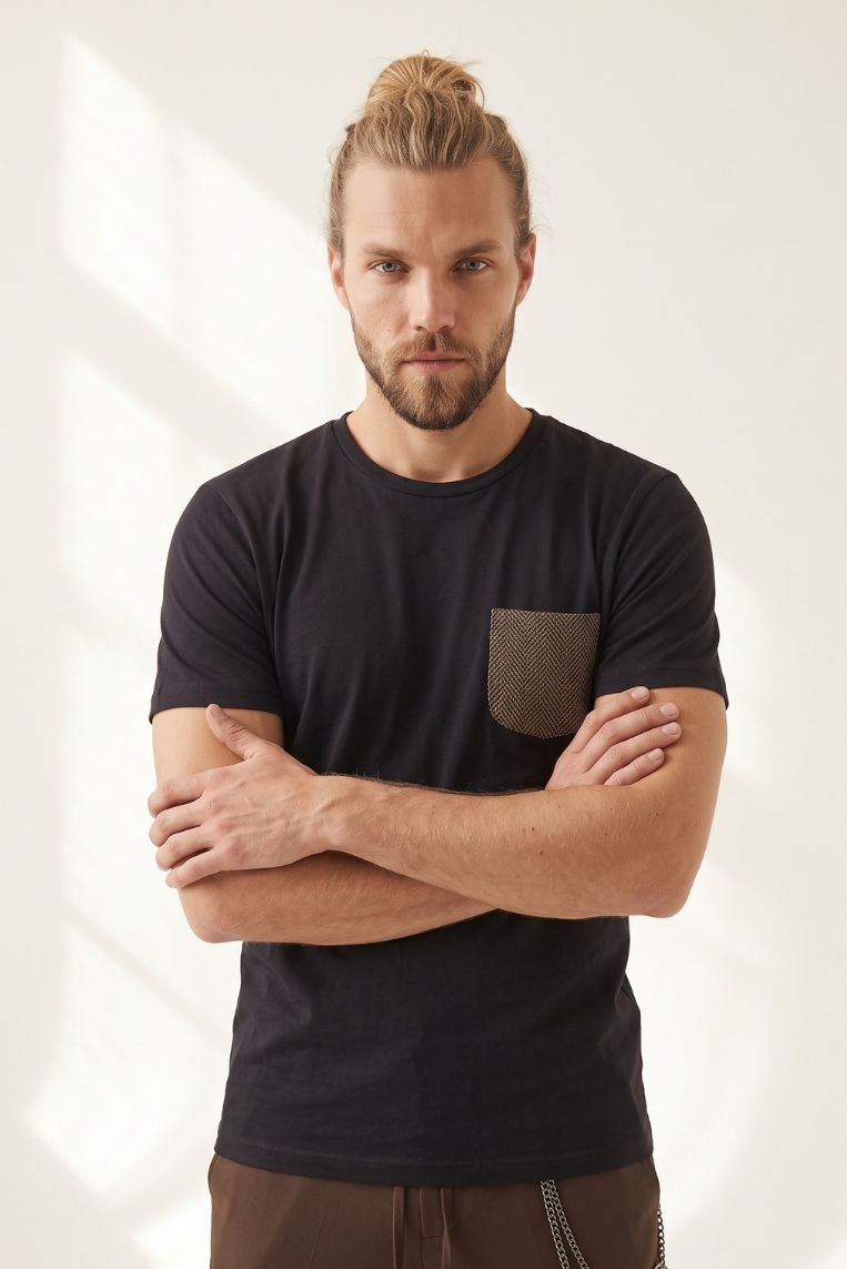 T-SHIRT CON TASCHINO PATCH - immagine 2