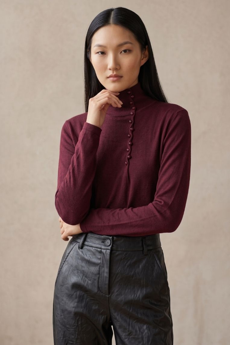 MAGLIA COLLO ALTO BOTTONCINI PERLA